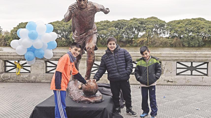 messi statue.jpg