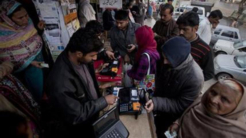 Pakistani people get sim verified.jpg