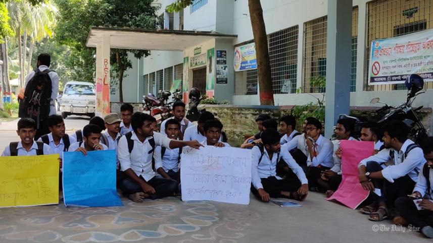 Students of Rajshahi Polytechnic Institute are demonstrating