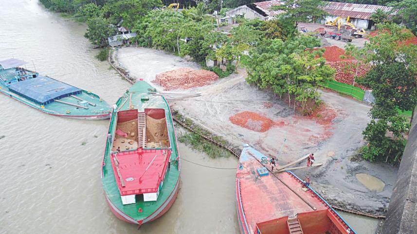 Vessels docked in Gabkhan.jpg