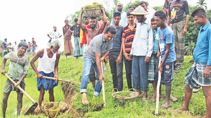 villagers repair road.jpg