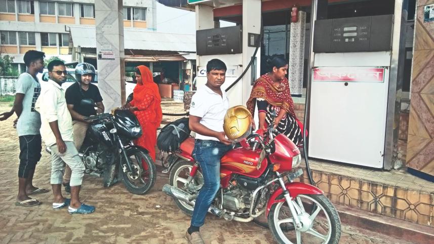 women attendants filling station.jpg