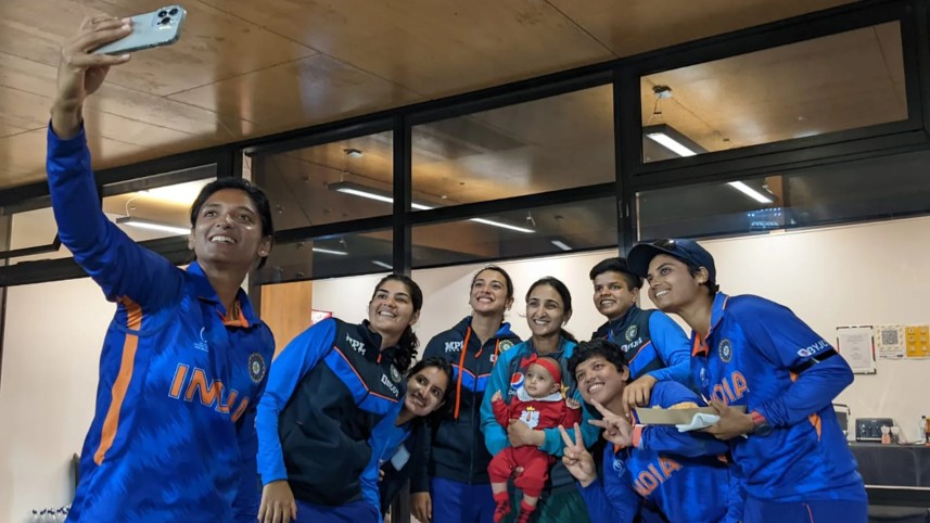 bismah_maroof_with_india_team_during_wwc22.png