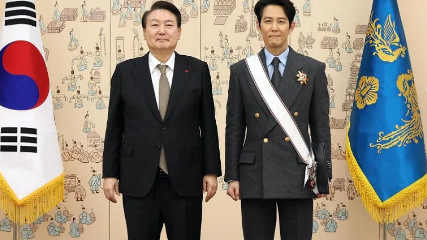 south_korean_president_yoon_suk-yeol_left_with_actor_lee_jung-jae_after_conferring_the_geumgwan_order_of_cultural_merit_on_dec_27_2022.png