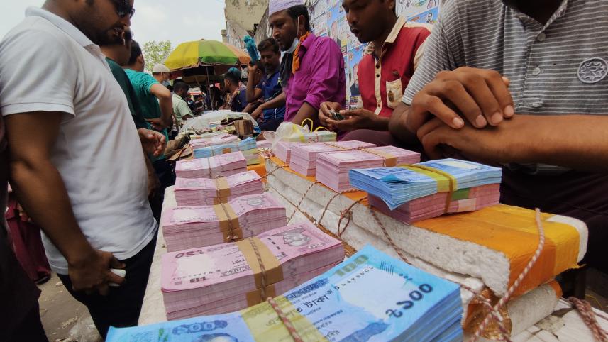Buying new banknotes: An Eid tradition 