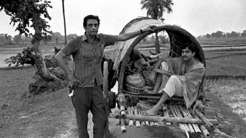 atyajit-ray-directing-his-long-time-partner-actor-soumitra-chatterjee-in-distant-thunder.jpg