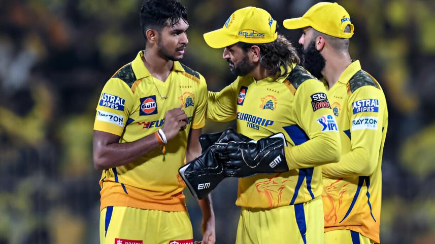 Matheesha Pathirana, MS Dhoni.jpg