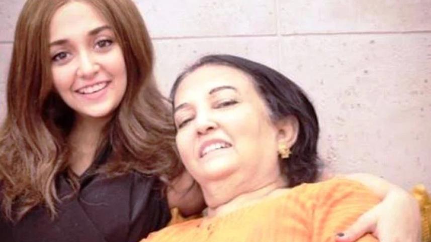 monali-thakur-with-her-mother.jpg