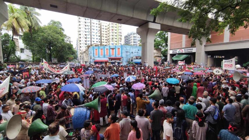 protesters marching towards Shahbagh