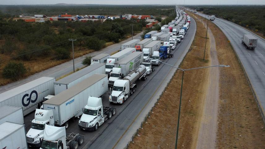 trucks_wait_in_line_to_cross_into_the_united_states.jpg