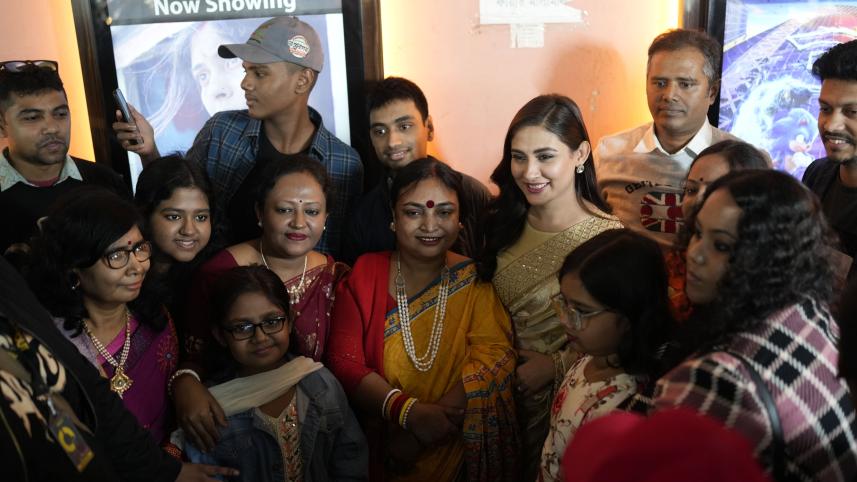 ‘Priyo Maloti’ receives standing ovation at first local screening