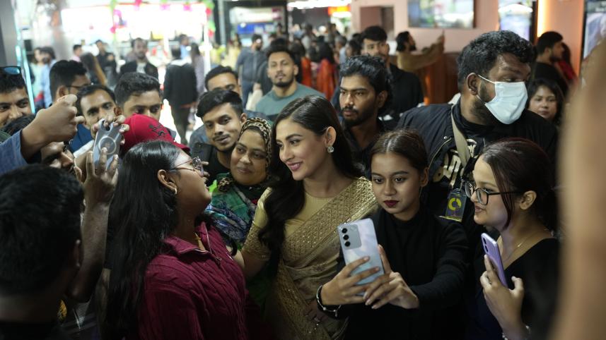 ‘Priyo Maloti’ receives standing ovation at first local screening