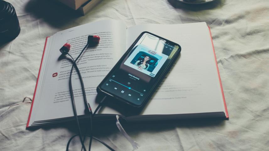 How digital life is killing our love for reading           mohamed-m-qtpoytl93sy-unsplash.jpg