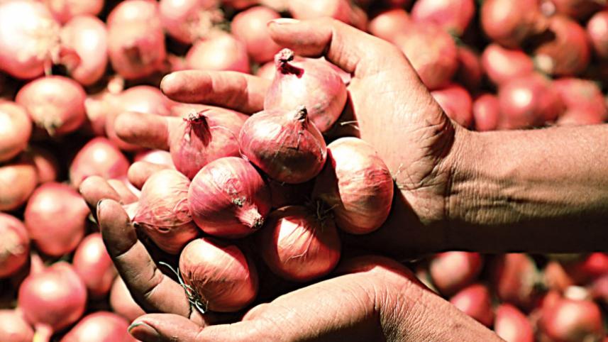 Onions prices jumped by Tk 40.jpg