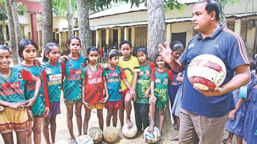 mofiz uddin with young footballers.jpg