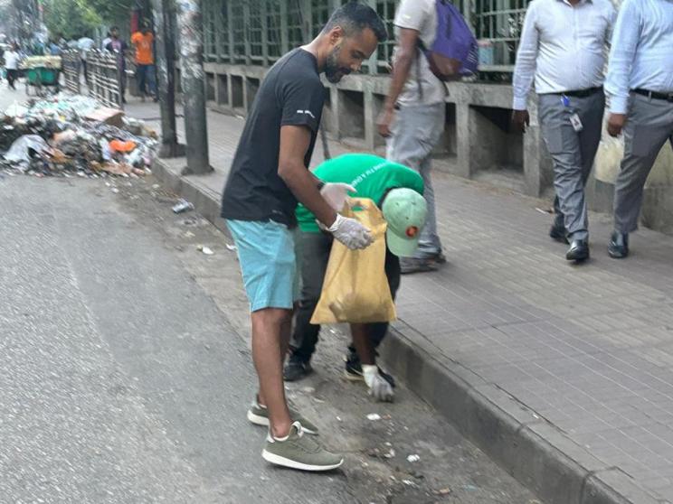 From rockstar to ‘jharudar’, no work is small for exemplary musicians 