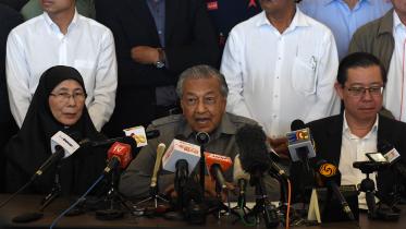 Malaysian ex-leader Mahathir Mohamad meets with king