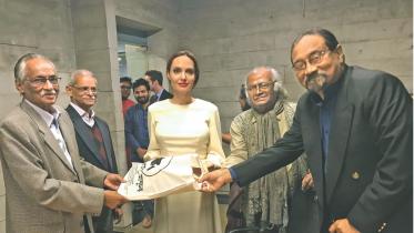 Angelina Jolie receives souvenir.jpg