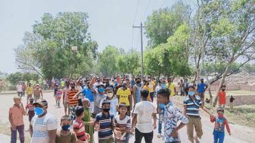 Bangladeshi return from India