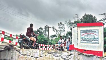 bridge cracked 1.jpg