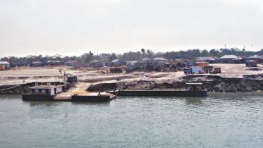 Daulatdia ferry terminal.jpg