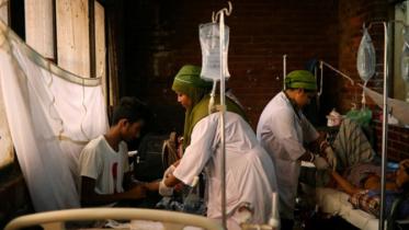 Nurses treat patients infected with dengue at the Shaheed Suhrawardy Medical College