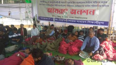 Dhaka University students