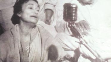 Feroza Begum sings in front of Nazrul