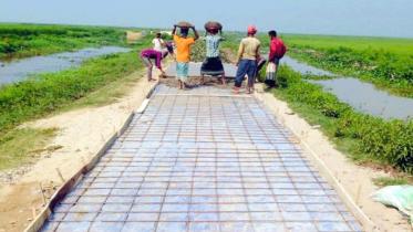 Haor people repair embankment.jpg