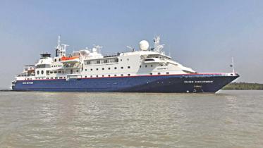 International luxury cruise ship.jpg