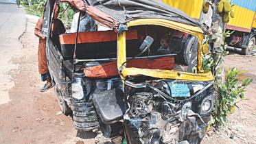 Three-wheeler collided with bus