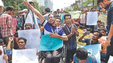 Students stage demo over unsafe road
