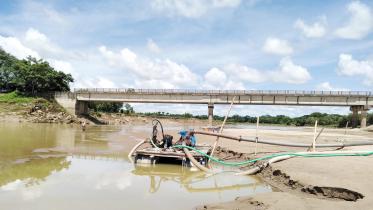 Sand lifting manu river.jpg