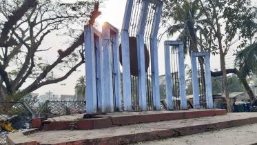 Shaheed Minar falling apart 1.jpg