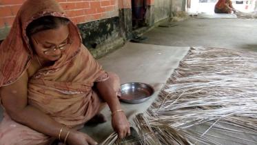 Shitol pati makes.jpg