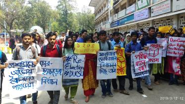 Students demonstrating at TSC demanding the removal of the vice chancellor and a re-election to Ducsu