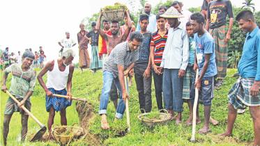 villagers repair road.jpg