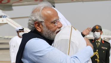  UAE President greets Modi with a hug