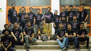 team_photo_with_rover_2.jpg