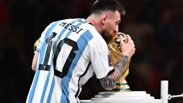 Messi kiss the cup