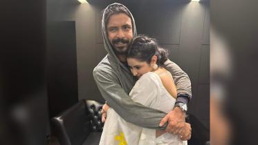 Pori Moni, Sariful Razz