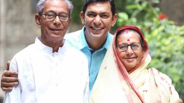 chanchal-chowdhury-with-his-parents-photo.jpg