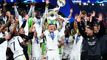 toni_kroos_lift_sixth_ucl_trophy.jpg