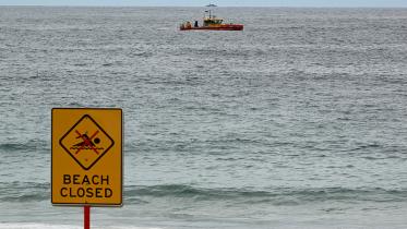 sydney_beaches_closed_over_mysterious_black_balls.jpg