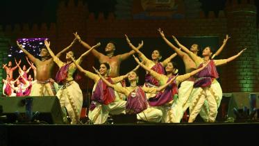Bangladeshi dance troupe turns heads at Indian festival.jpg