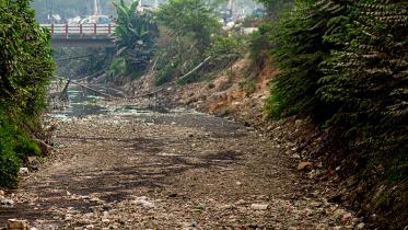 dhaka-canal-garbage-01.jpg