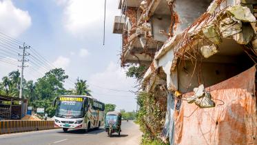 Hanging building poses threat on Khulna-Satkhira highway