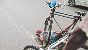 rickshaw puller falls.jpg